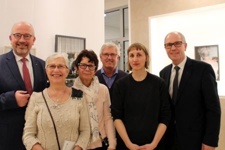 Eröffneten die Ausstellung v.l.: Josef Lüttig (Direktor des Caritasverbandes für das Erzbistum Paderborn e.V.), Betreuungskraft Danuta Banasiak, Angehörige der Pflegebedürftigen Gertrudis und Hans-Jürgen Risse, Fotografin Marlene Pfau und Landrat Manfred Müller. Bildnachweis: Kreis Paderborn, Amt für Presse- und Öffentlichkeitsarbeit, Meike Delang Ausstellung "Sorgearbeit" dokumentiert den Alltag in der Pflege